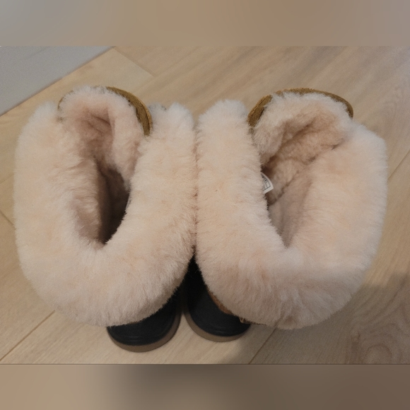 UGG Adirondack Boots - Picture 5 of 10